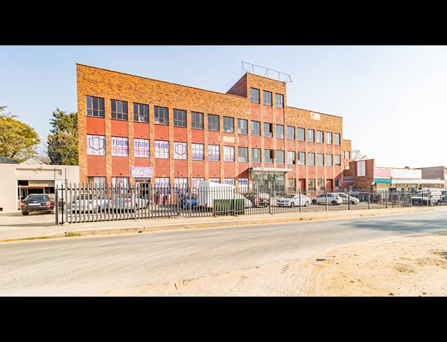 2,413M² BUILDING FOR SALE IN FONTAINEBLEAU